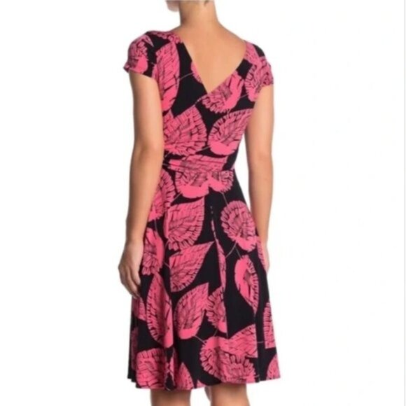 Maggy London Coral Leaf Pattern Faux Wrap Dress Size 4 - Picture 3 of 16